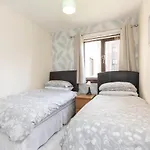 Allanfield Quiet Central Family Apartment With Parking