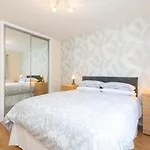 Allanfield Quiet Central Family Apartment With Parking