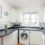 Allanfield Quiet Central Family Apartment With Parking