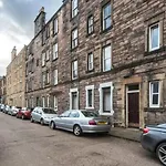 The Edinburgh City - Top Floor 2 Bedroom Apartment