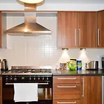Modern 2 Bedroom Property In Central Edinburgh