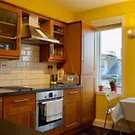 Sophisticated Edinburgh Apartment In City Centre