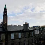 Sophisticated Edinburgh Apartment In City Centre