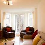 Peaceful 2 Bedroom Home Sleeps 5 Free Parking