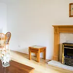 Peaceful 2 Bedroom Home Sleeps 5 Free Parking