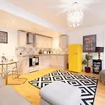 Joivy Charming Home With Patio Nearby The Castle