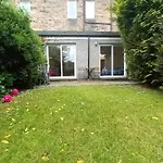 Central Modern Apartment With Free Parking And Private Garden