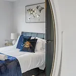 Modern & Spacious 2 Bedroom House - Free Parking - Front & Back Garden - Private Main Door Entrance