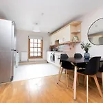 Joivy Bright And Cosy Flat Near The Scotland Gallery