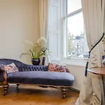 Maindoor Flat Nestled In Heart Of Stockbridge