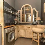 Maindoor Flat Nestled In Heart Of Stockbridge