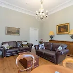 Maindoor Flat Nestled In Heart Of Stockbridge