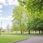 Stylish Modern Newly Built Apartment 15 Min From City Centre