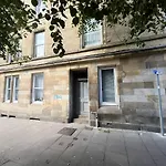 Convenient 2Br Basement Flat In Leith