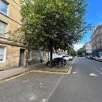 Convenient 2Br Basement Flat In Leith