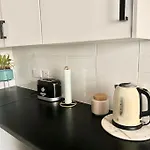 Large 2 Bedroom, Ground Floor Flat, Close To City