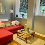 Large 2 Bedroom, Ground Floor Flat, Close To City