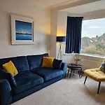 Kaimes Kip: Stylish Edinburgh Five Bedroom Home