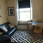 Central 3 Bedrooms Apartment For Upto 6