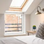 Superb Two Bedroom 2 Bathroom Home Morningside