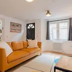 Superb Two Bedroom 2 Bathroom Home Morningside