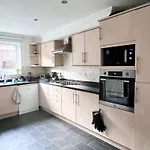 City Centre House - 5 Bedrooms - Sleeps 9 - Parking