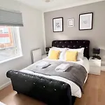 City Centre House - 5 Bedrooms - Sleeps 9 - Parking