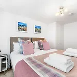 Righ Properties - Luxury West End Artisan Apartment