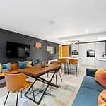 Righ Properties - Luxury West End Artisan Apartment