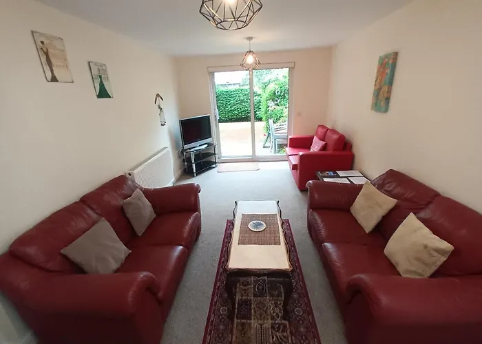 Central Modern Apartment With Free Parking And Private Garden