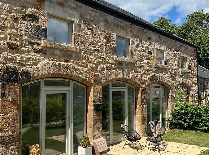 Luxurious 3 Bedroom Home With 2 Parking Spaces