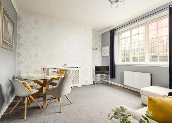 2 Bedroom Royal Mile Apartment
