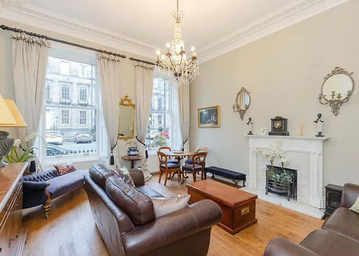 Maindoor Flat Nestled In Heart Of Stockbridge