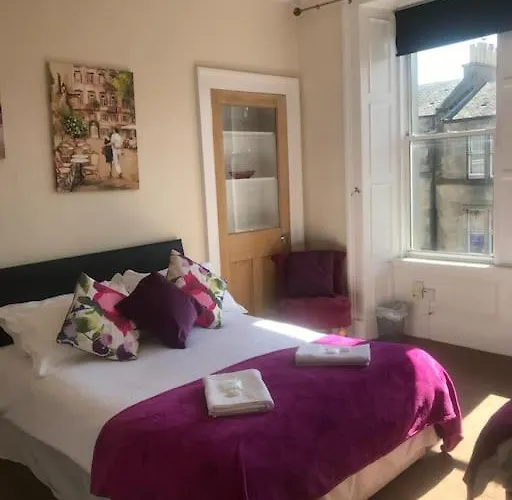 Central 3 Bedrooms Apartment For Upto 6