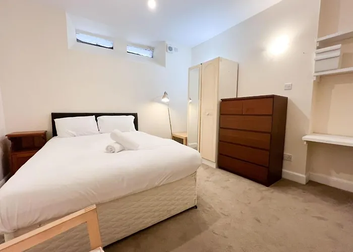 Convenient 2Br Basement Flat In Leith