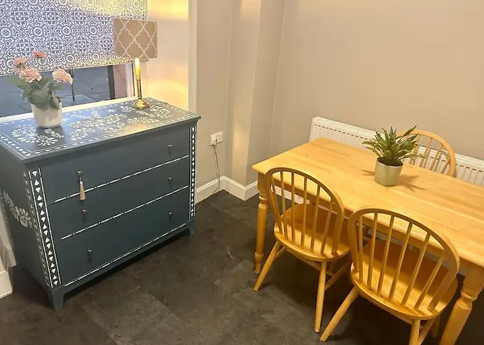 Large 2 Bedroom, Ground Floor Flat, Close To City