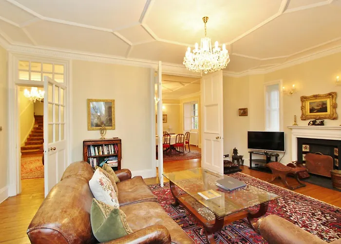 Elegant 3-Bedroom Ramsay Garden Apartment In Edinburgh City Centre