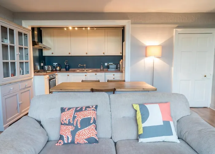 Queen St: Superb Penthouse Flat W/Roof Terrace