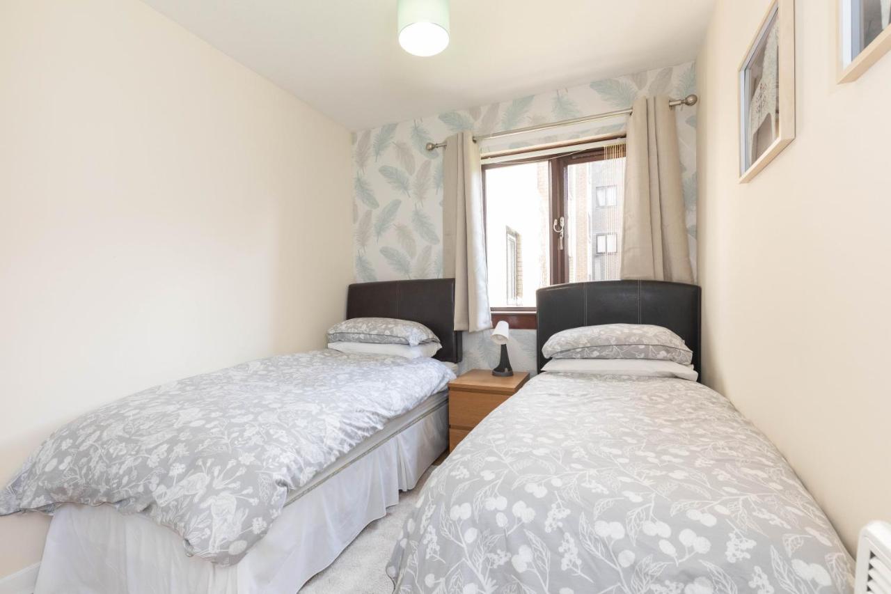 Allanfield Quiet Central Family With Parking Apartment