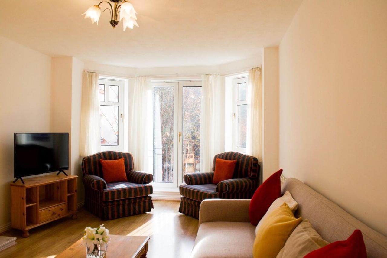 Peaceful 2 Bedroom Sleeps 5 Free Parking Apartment