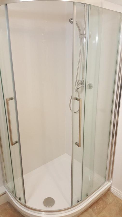Peaceful 2 Bedroom Sleeps 5 Free Parking Apartment *