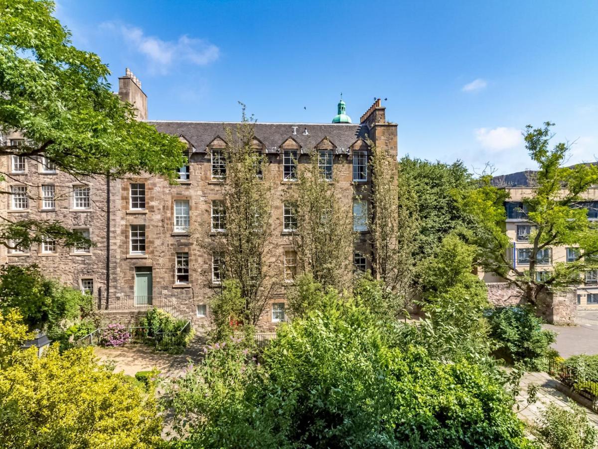 Pass The Keys Spacious And Homely Flat On The Royal Mile * Edinburgh