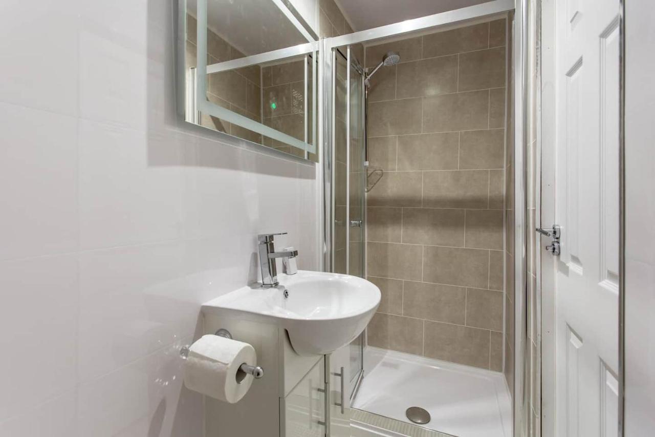 Centre House - 5 Bedrooms - Sleeps 9 - Parking Holiday home