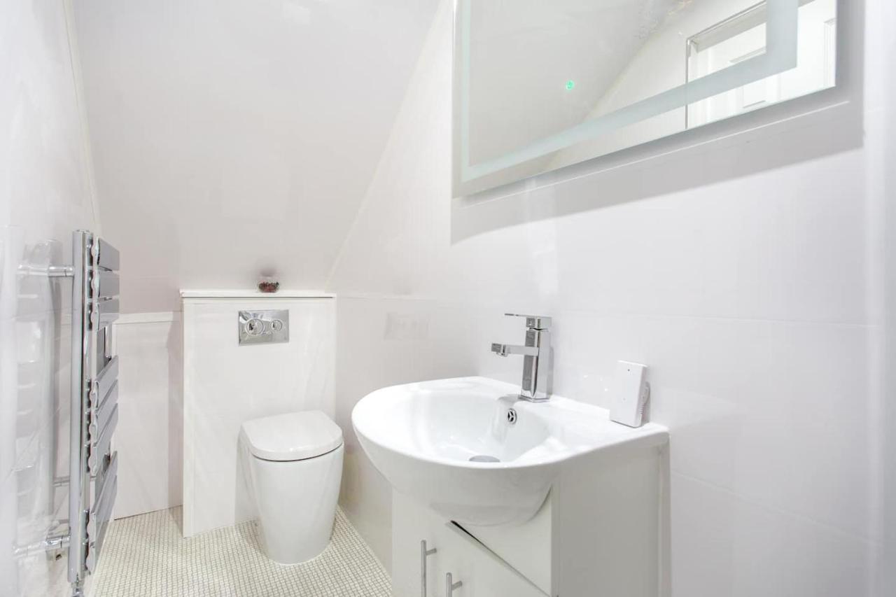 Centre House - 5 Bedrooms - Sleeps 9 - Parking