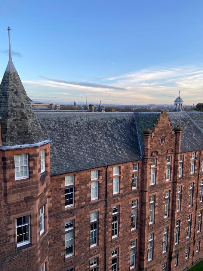Quartermile Meadows View 2 Bedroom - With Free Parking Apartment *
