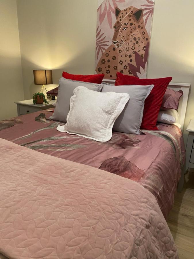 Lovely 3 Bed With Jacuzzi, Close To Airport, Driveway, Wifi
