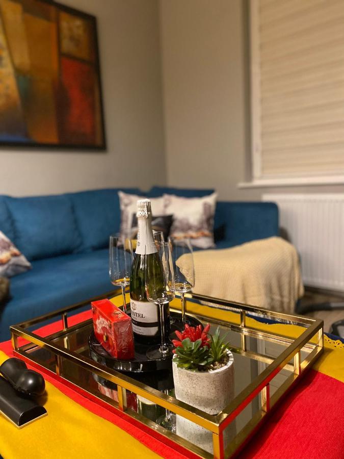 Lovely 3 Bed With Jacuzzi, Close To Airport, Driveway, Wifi *