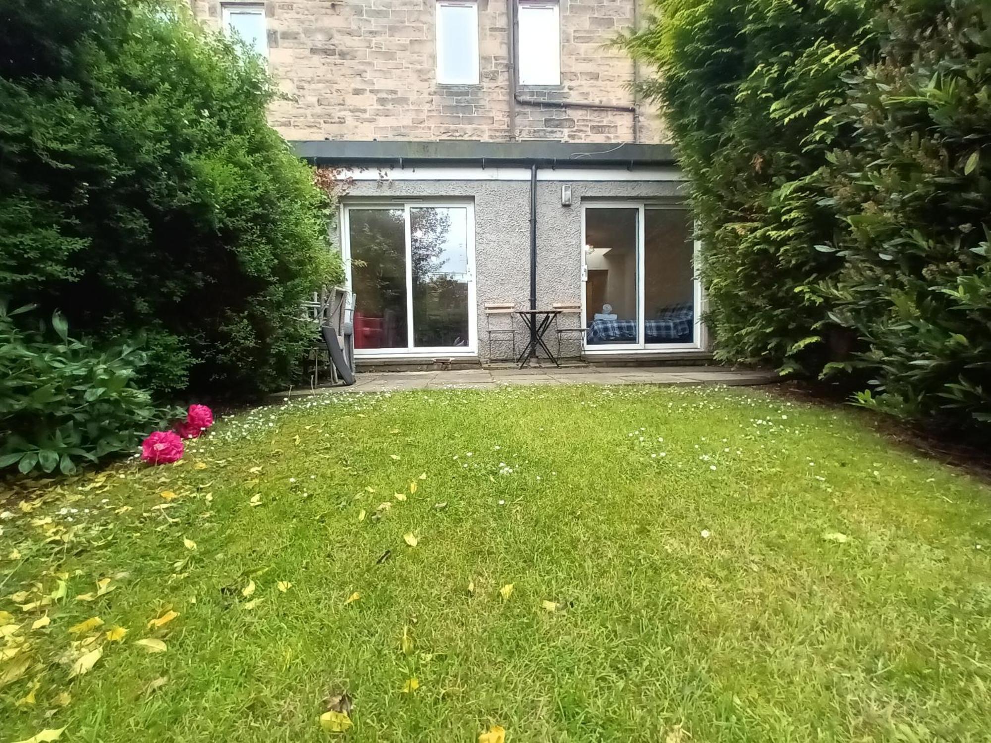 Apartment Modern With Free Parking And Private Garden
