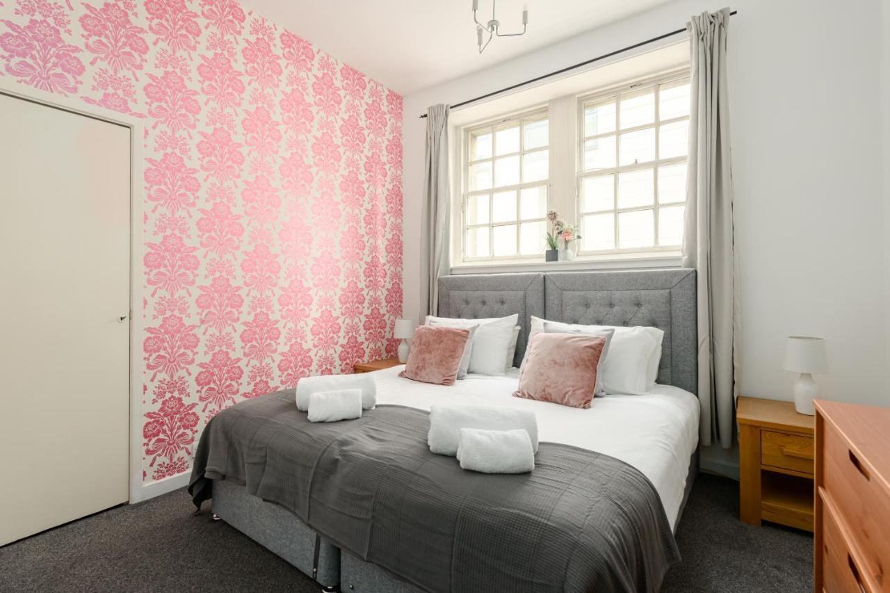 2 Bedroom Royal Mile Apartment *
