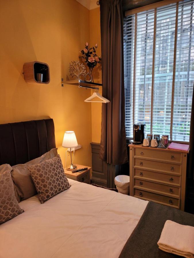 Gasthuis The - No 8 *